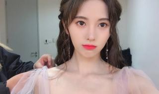 组词女生的胸口图片